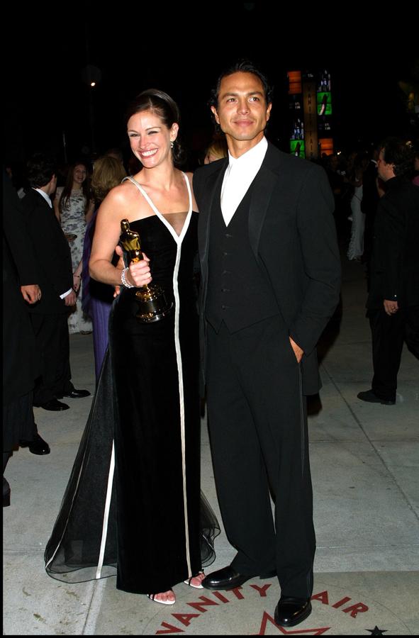 Julia Roberts en 2001 - Los vestidos más icónicos de los Oscar. El año en el que ganó el Oscar por Erin Brokovich llevó un Valentino bicolor con escote halter, semitransparencias y una cola trasera que la coronaron como la mejor vestida de la noche.