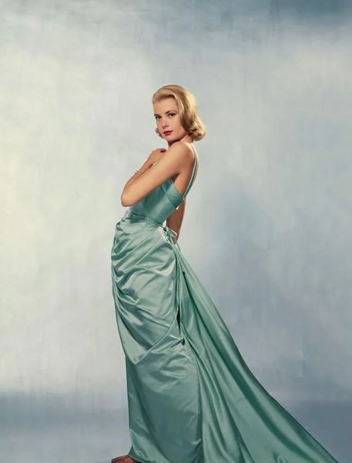Grace Kelly en 1955 - Los vestidos más icónicos de los Oscar. Su vestido de raso azul celeste drapeado con finos tirantes de Edith Head siempre será recordado como uno de los más estilosos de la historia de los premios.