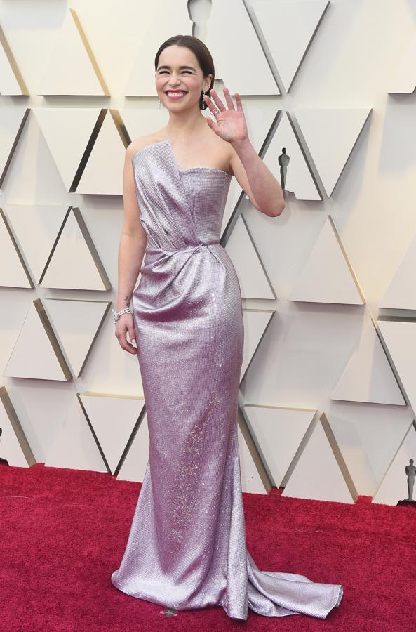 Emilia Clarke en 2019 - Los vestidos más icónicos de los Oscar. La actriz de 'Juego de tronos' fue una de las mejor vestidas con este ajustado vestido palabra de honor con cristales en tonos lila de Balmain.