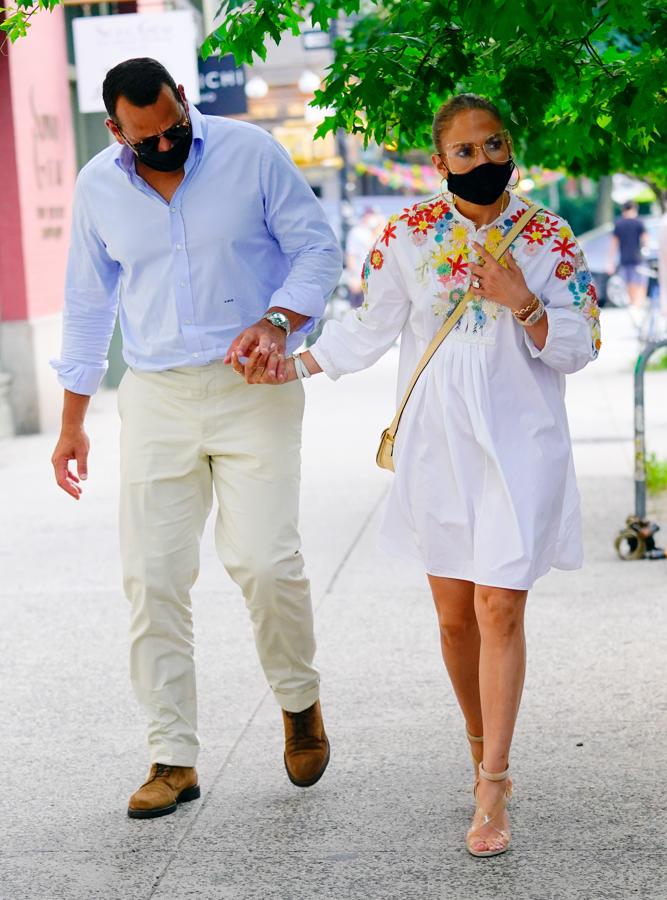 Estilo camisero. En el mes de agosto se dejaron ver con unos conjuntos de estilo camisero con una paleta de colores claros muy similar y con la que no cabe dudas de que se pusieron de acuerdo a la hora de elegir conjunto.