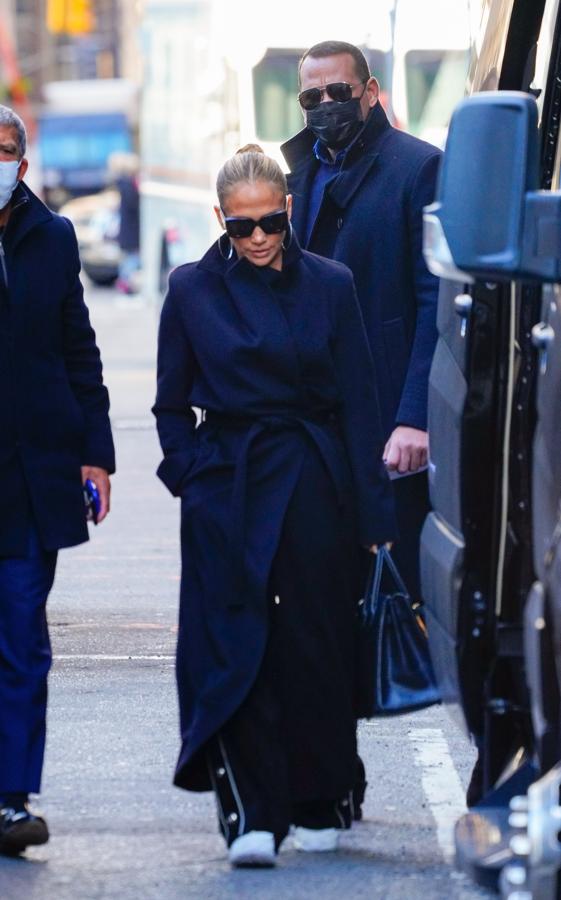 Abrigos clásicos. Si hay un básico en todo armario que se precie es el abrigo de lana de corte clásico. En este caso los dos lucen uno muy similar en azul marino que prácticamente consigue que se camuflen.