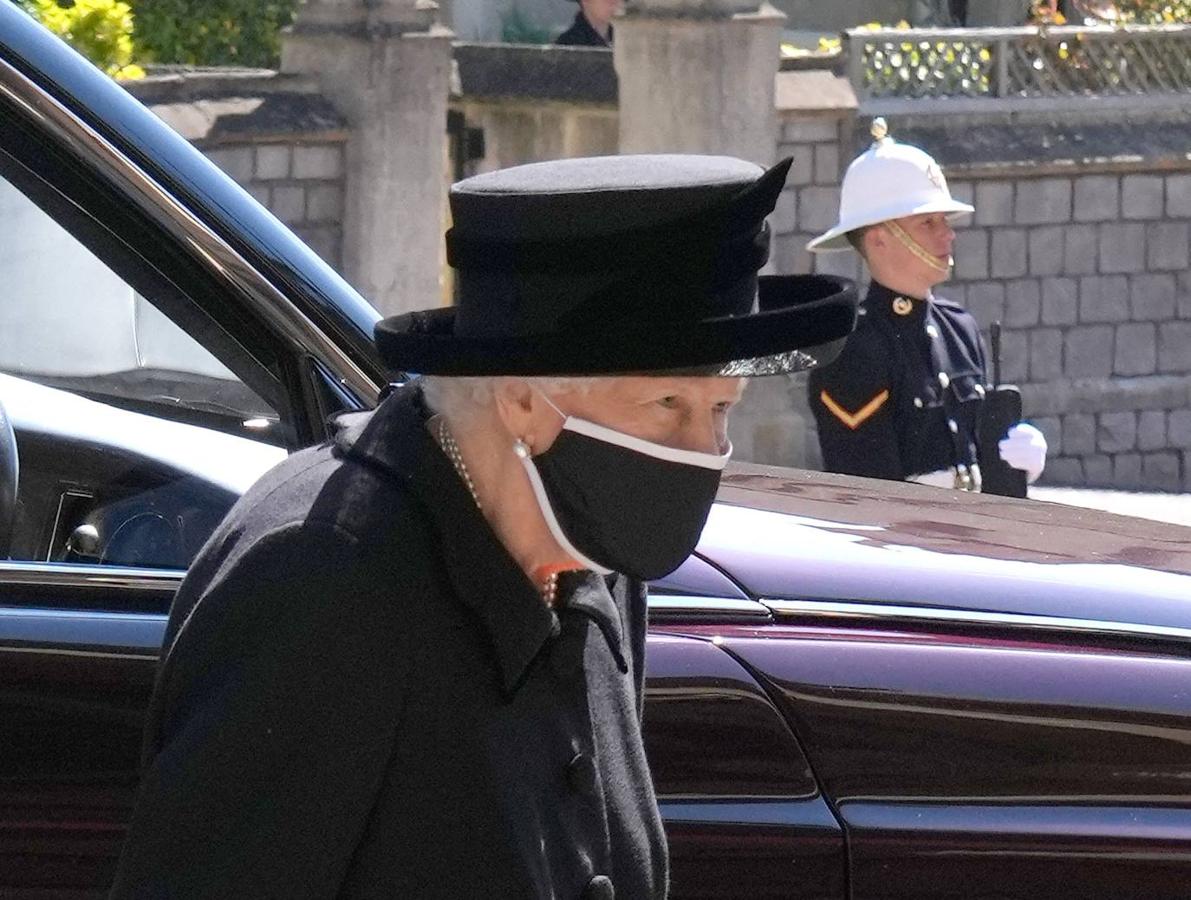La Reina Isabel II, a su llegada al funeral de su esposo. La Reina y el Duque de Edimburgo llevaban casados 73 años. 