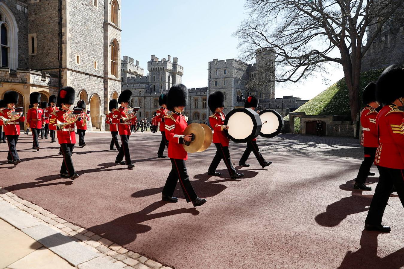 El funeral, por petición expresa del Príncipe Felipe, se ha celebrado en el castillo de Windsor en la intimidad y sin ser un funeral de estado. Además, debido al coronavirus solo 30 personas acuden al sepelio. 