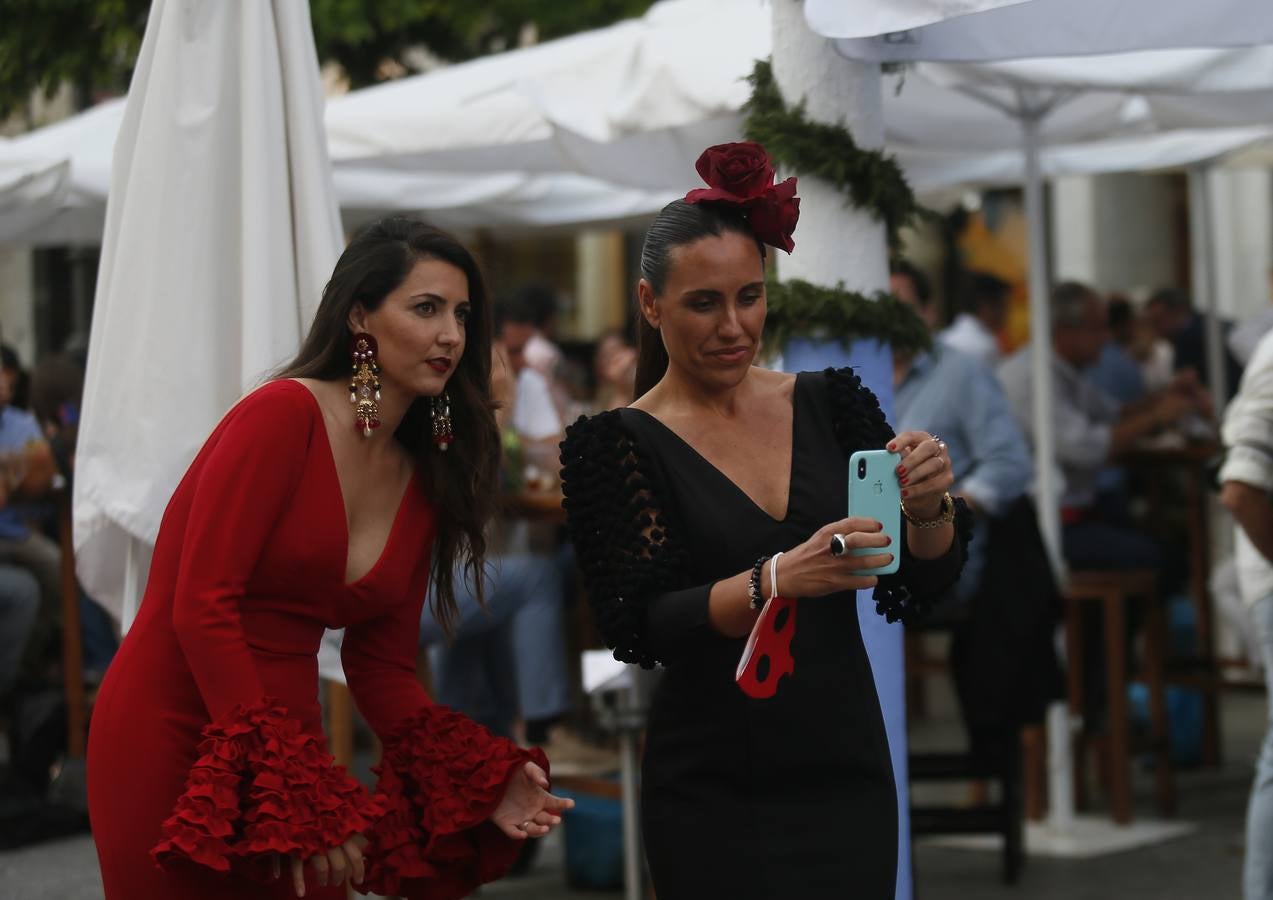 Fotogalería: Alumbrado y trajes de flamenca en la noche del pescaíto