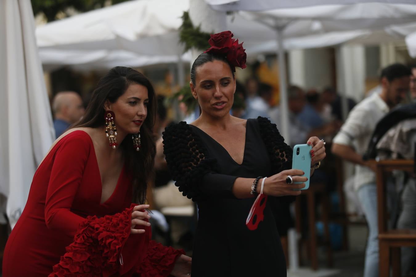 Fotogalería: Alumbrado y trajes de flamenca en la noche del pescaíto