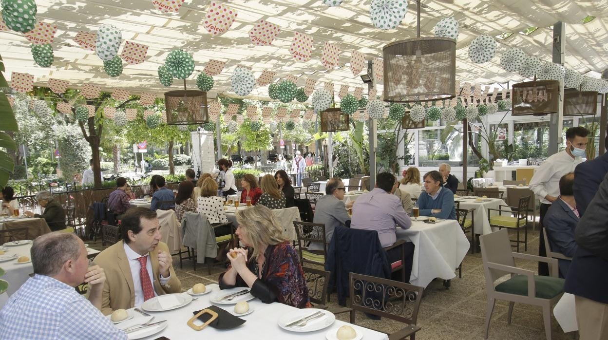 Fotogalería: Ambiente del &#039;sábado de pescaito&#039; de &#039;Feria&#039; en el Centro