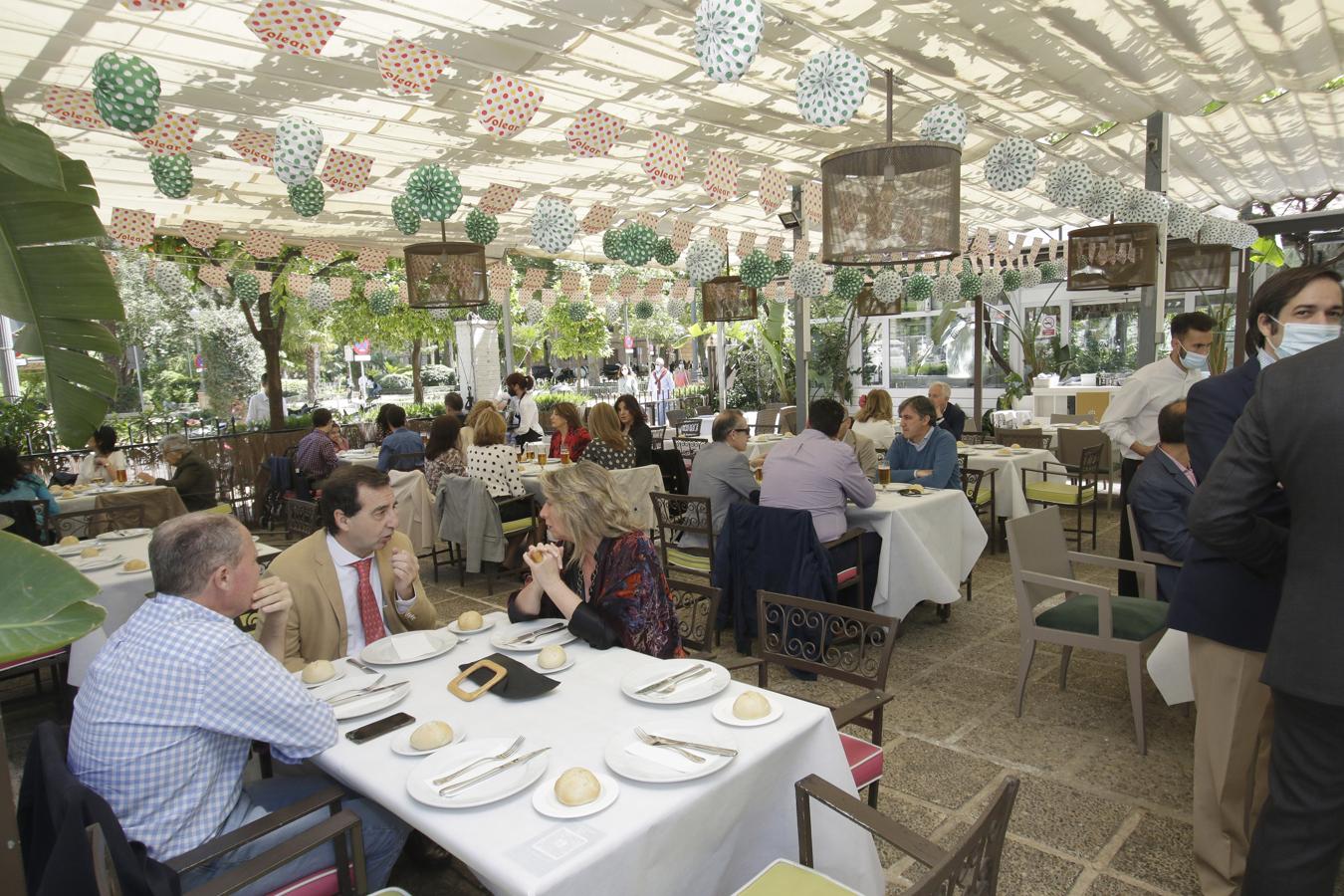 Fotogalería: Ambiente del &#039;sábado de pescaito&#039; de &#039;Feria&#039; en el Centro