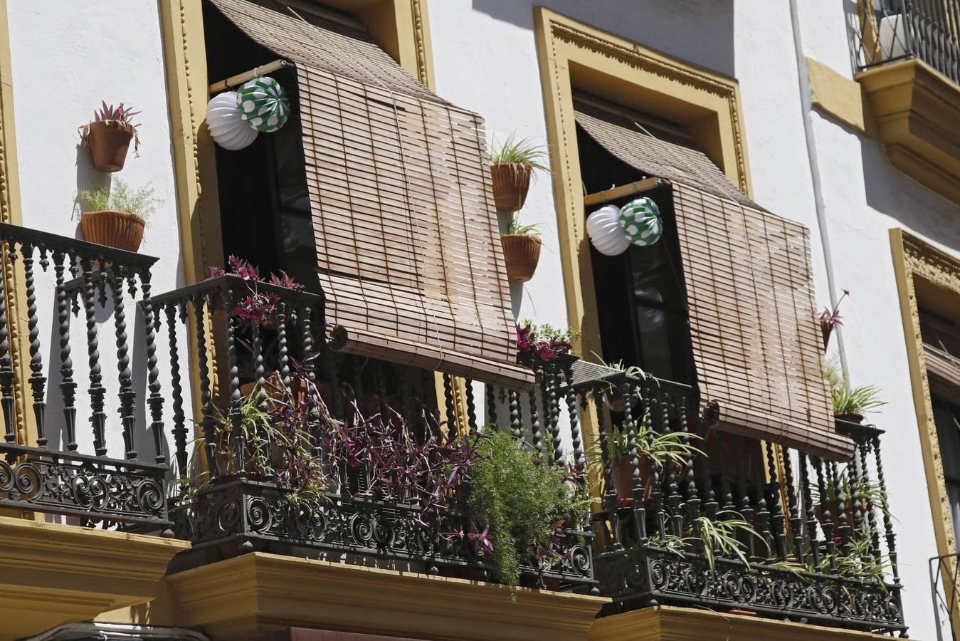 Balcones decorados por la ciudad