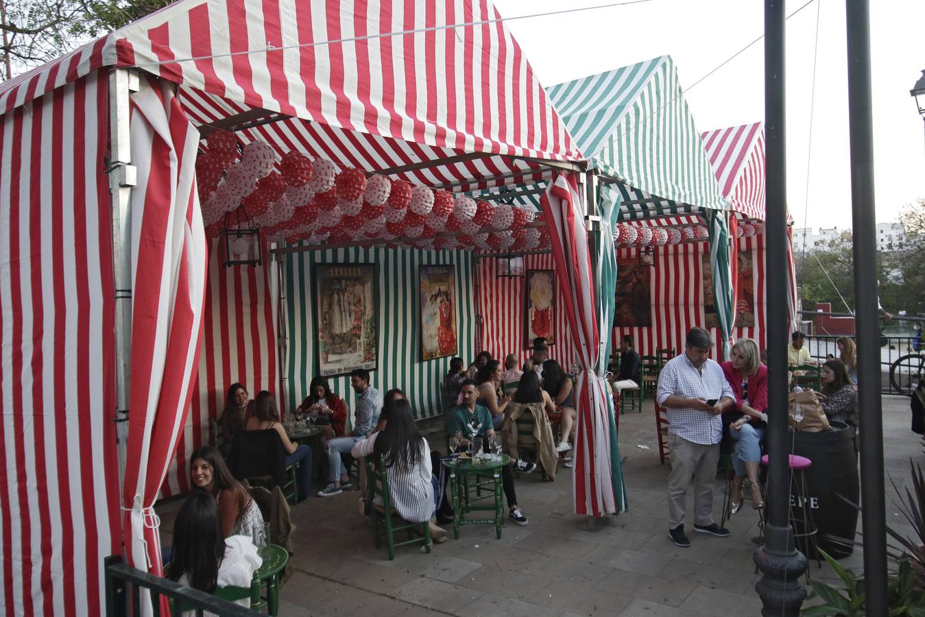 Ambiente 'sabado del pescaíto' en el Mercado Lonja del Barranco