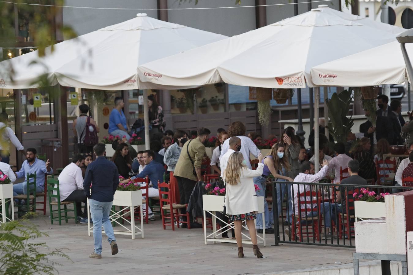 Ambiente 'sabado del pescaíto' en el Mercado Lonja del Barranco