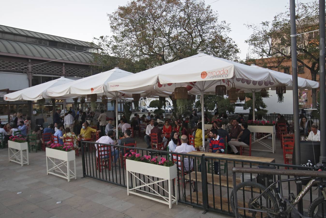 Ambiente 'sabado del pescaíto' en el Mercado Lonja del Barranco