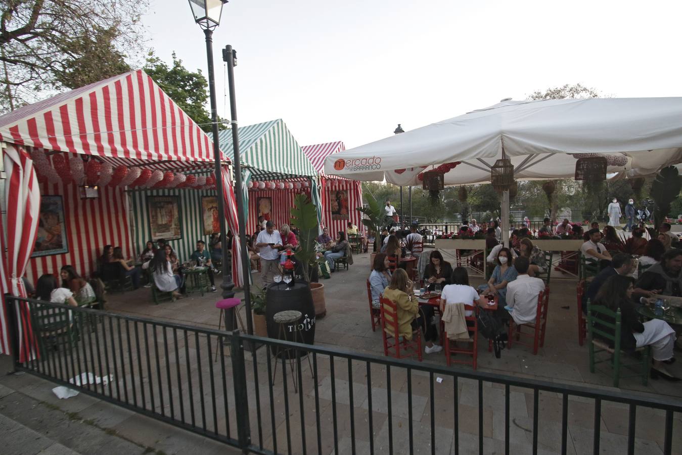 Ambiente 'sabado del pescaíto' en el Mercado Lonja del Barranco