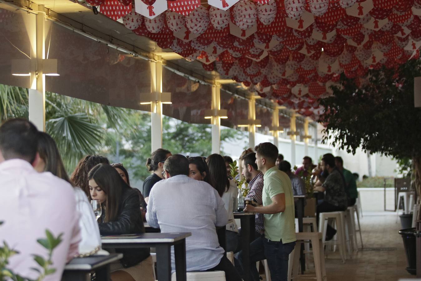 Ambiente 'sabado del pescaíto' en el Mercado Lonja del Barranco