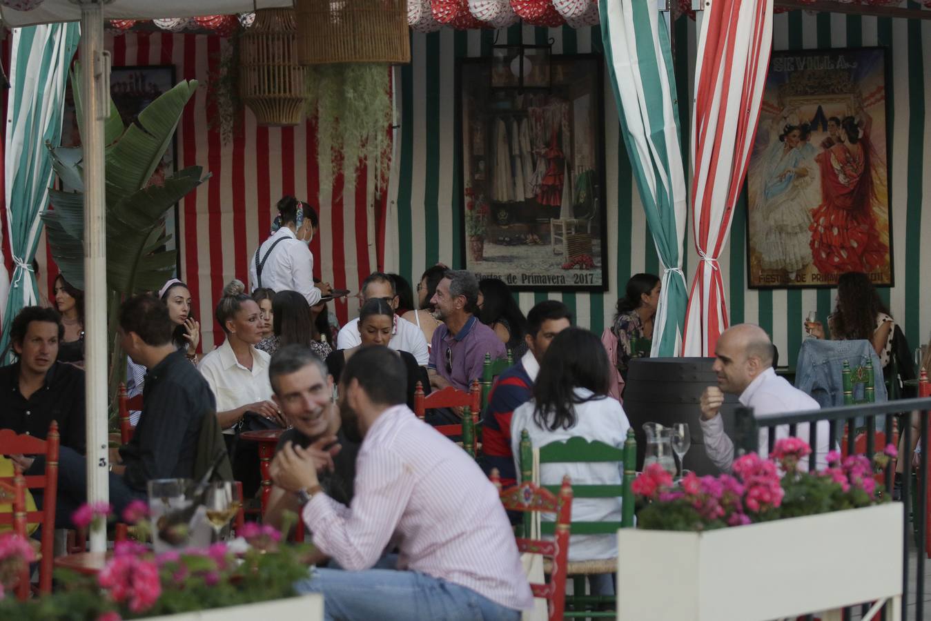 Ambiente 'sabado del pescaíto' en el Mercado Lonja del Barranco