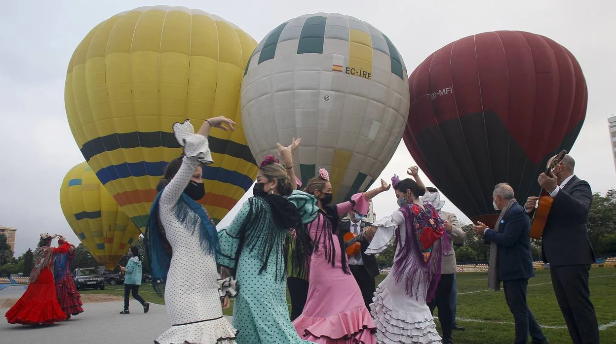 La bruma impide despegar a los globos que iban a bailar sevillanas en el aire con motivo de la &#039;Feria&#039;