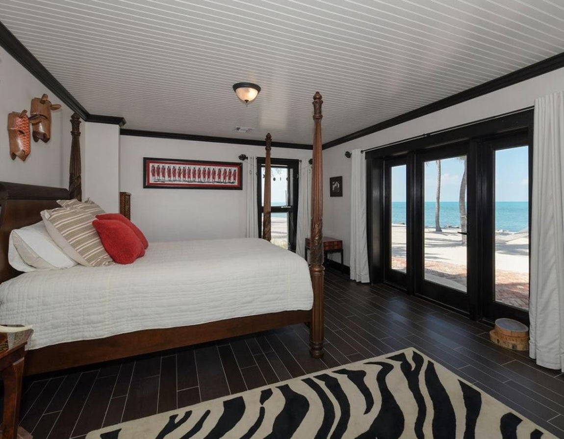 Así es la isla privada más exclusiva de los Cayos de Florida. En cuanto a los dormitorios, consta de 4 con baño propio. La suite principal posee además un pequeño salón, vestidor y terraza.