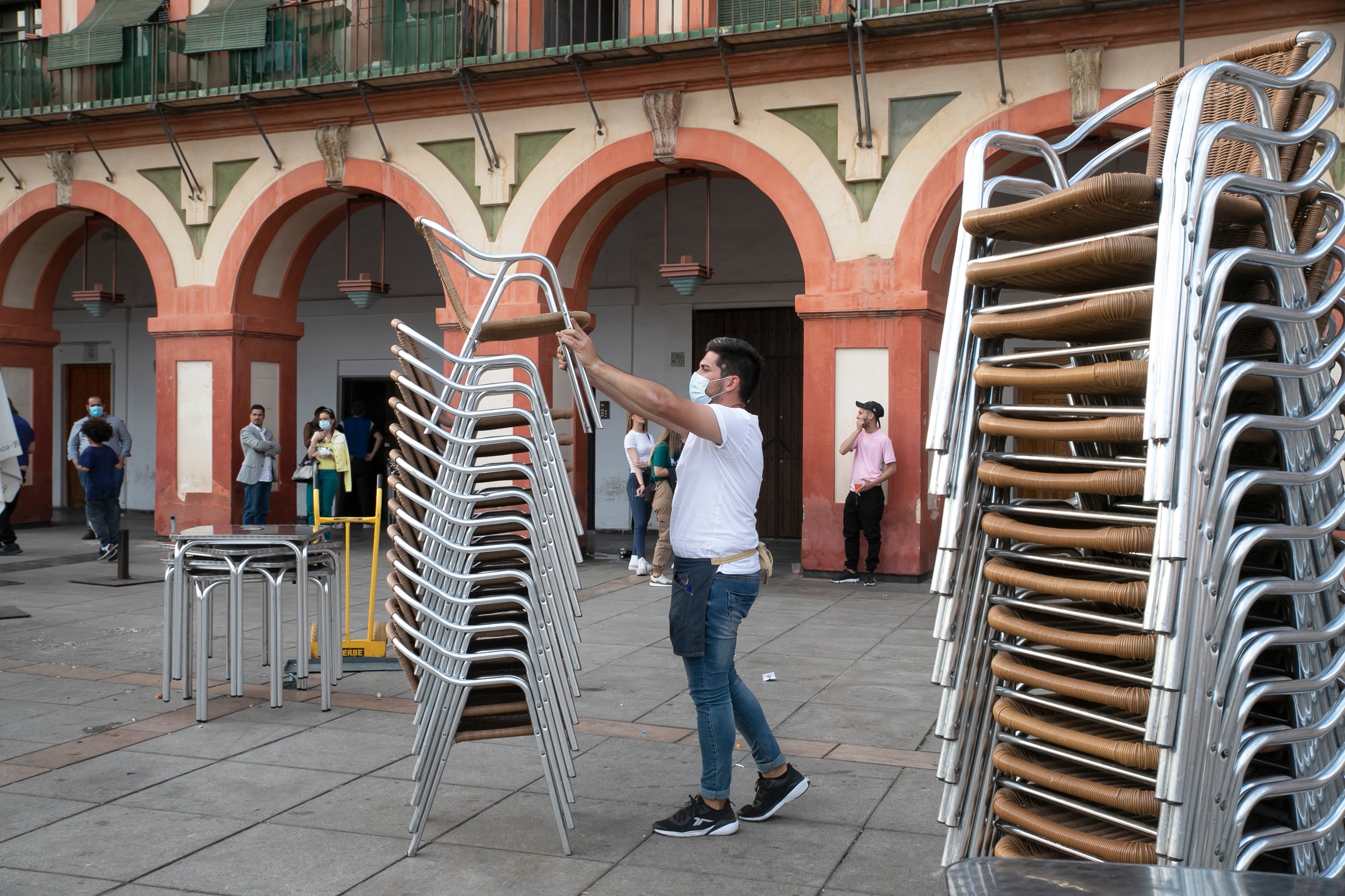 El cierre de los bares a las ocho en Córdoba, en imágenes