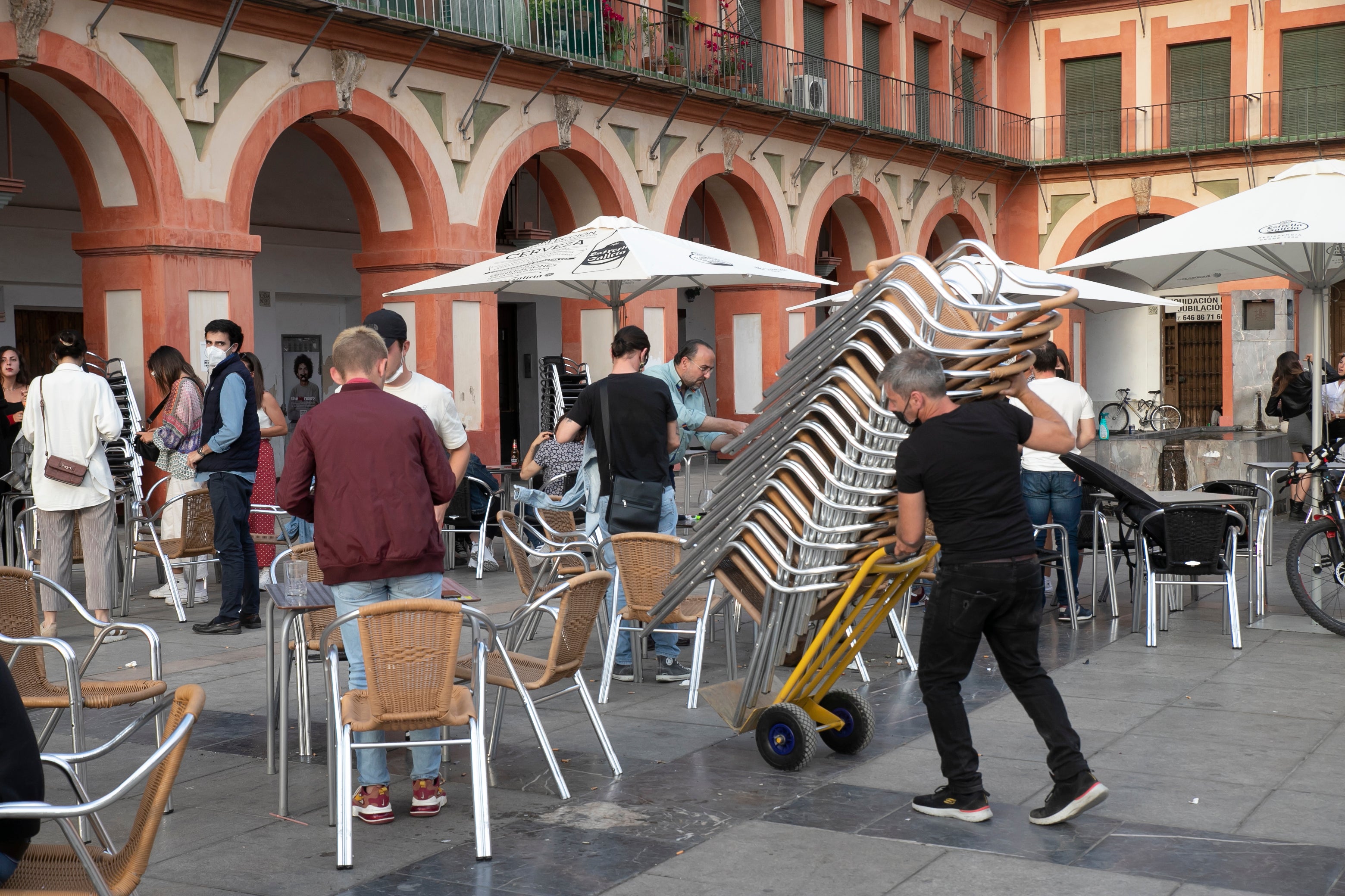 El cierre de los bares a las ocho en Córdoba, en imágenes