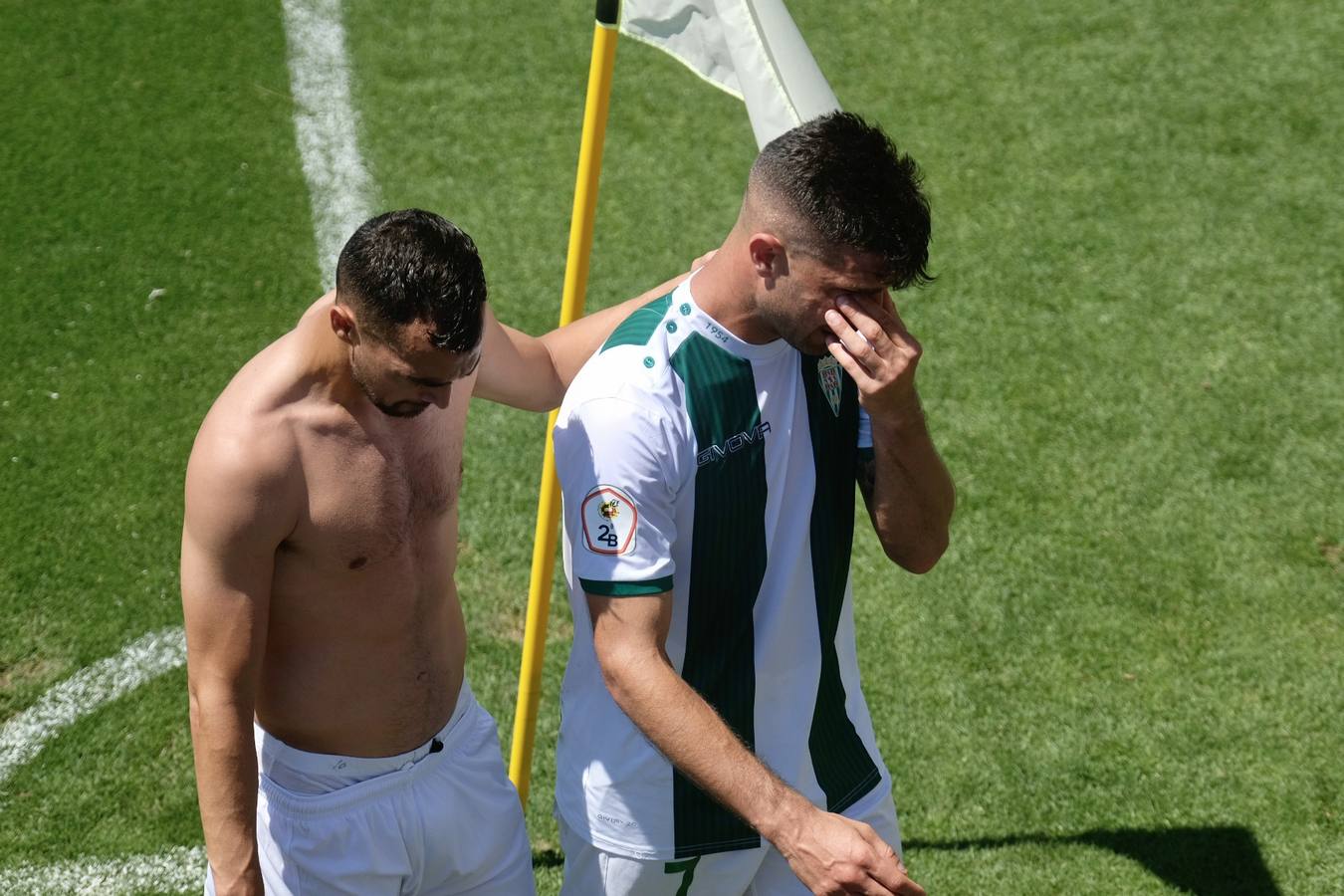 Las lágrimas de algunos jugadores del Córdoba CF tras caer ante el Cádiz B, en imágenes