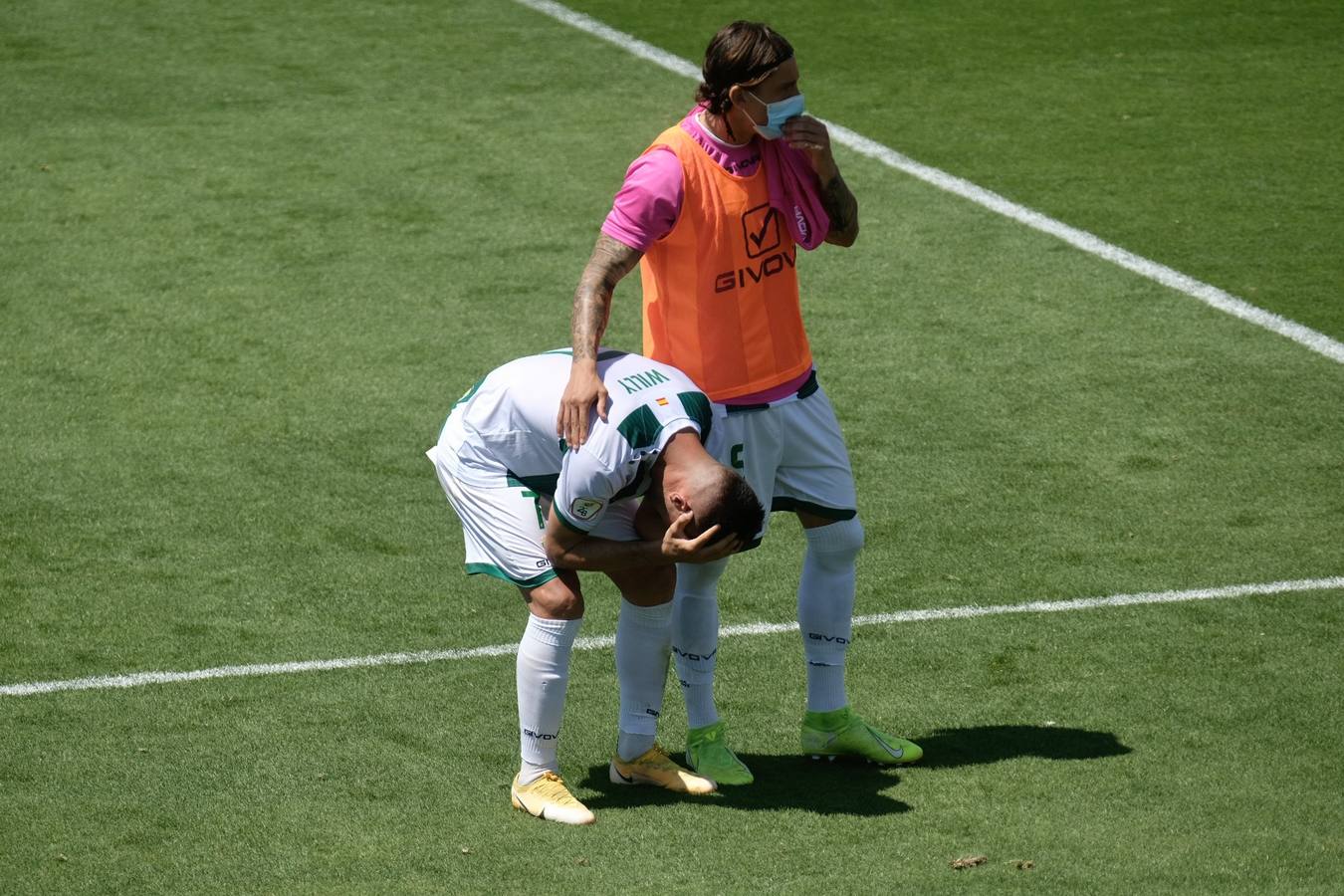 Las lágrimas de algunos jugadores del Córdoba CF tras caer ante el Cádiz B, en imágenes