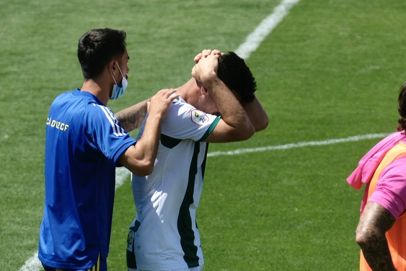 Las lágrimas de algunos jugadores del Córdoba CF tras caer ante el Cádiz B, en imágenes