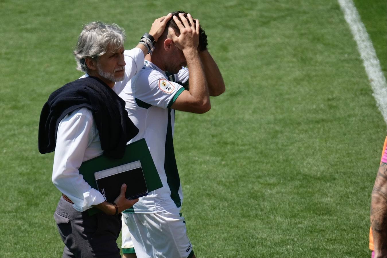 Las lágrimas de algunos jugadores del Córdoba CF tras caer ante el Cádiz B, en imágenes