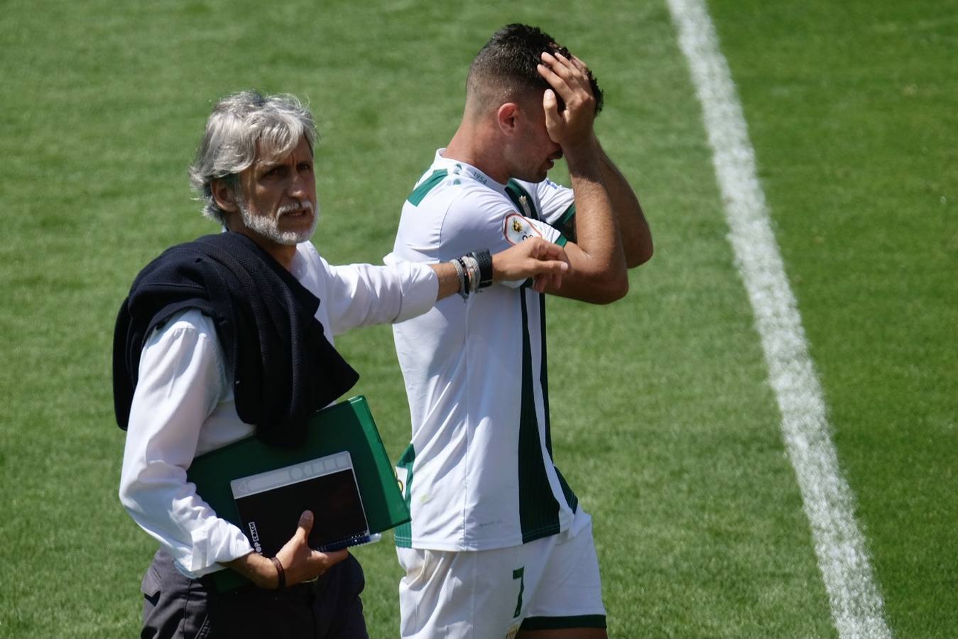 Las lágrimas de algunos jugadores del Córdoba CF tras caer ante el Cádiz B, en imágenes