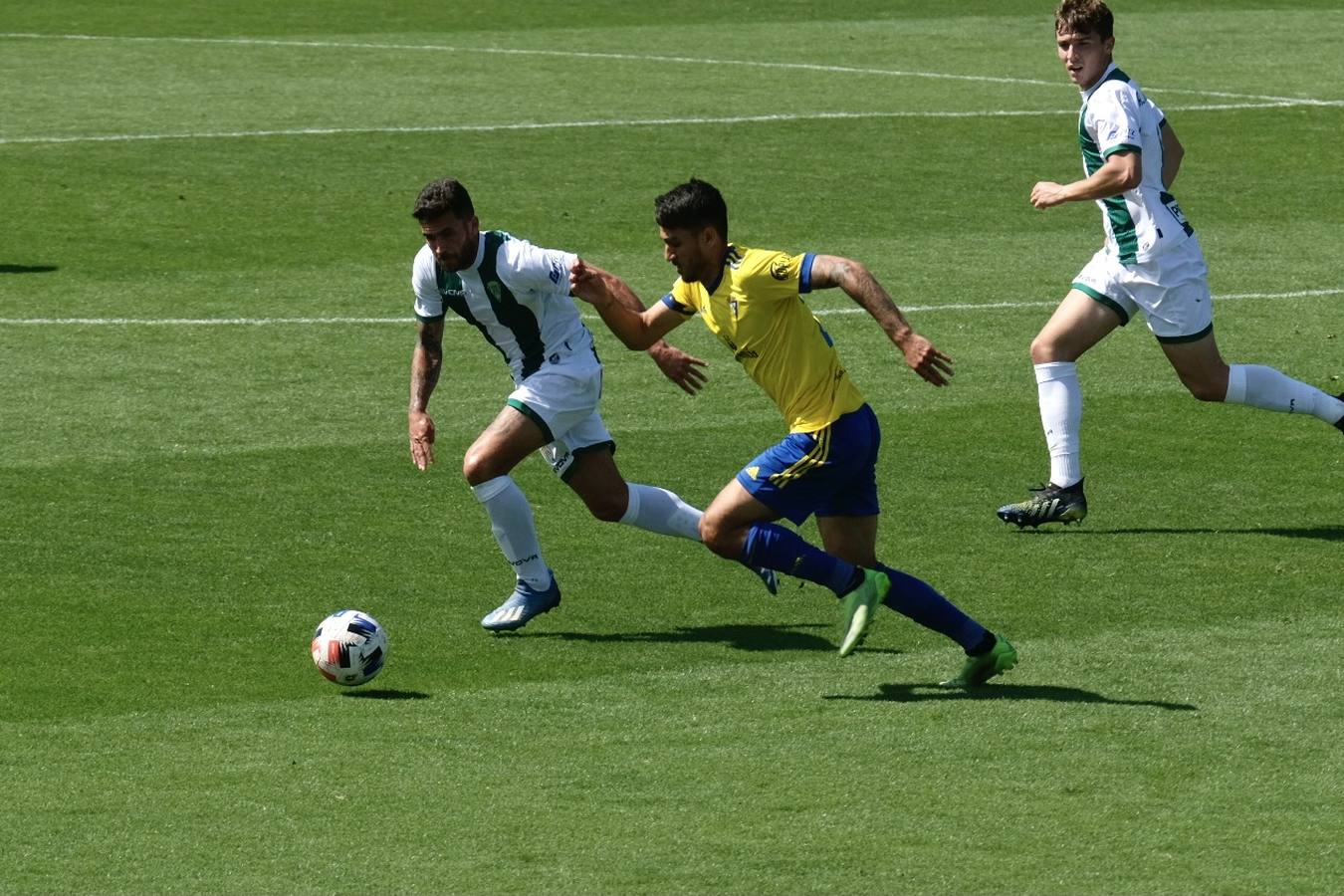 Las lágrimas de algunos jugadores del Córdoba CF tras caer ante el Cádiz B, en imágenes