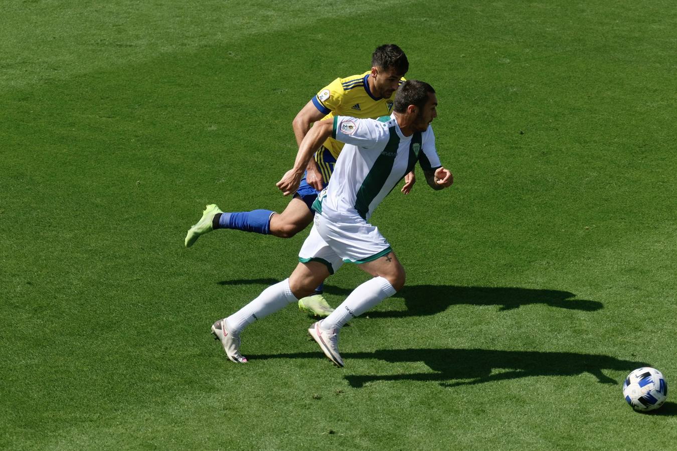 Las lágrimas de algunos jugadores del Córdoba CF tras caer ante el Cádiz B, en imágenes