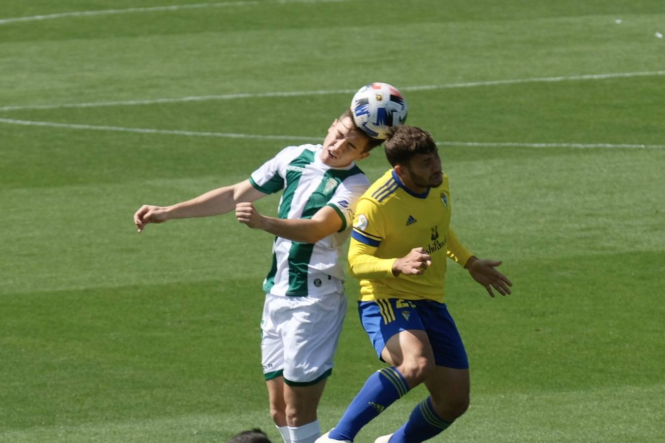 Las lágrimas de algunos jugadores del Córdoba CF tras caer ante el Cádiz B, en imágenes