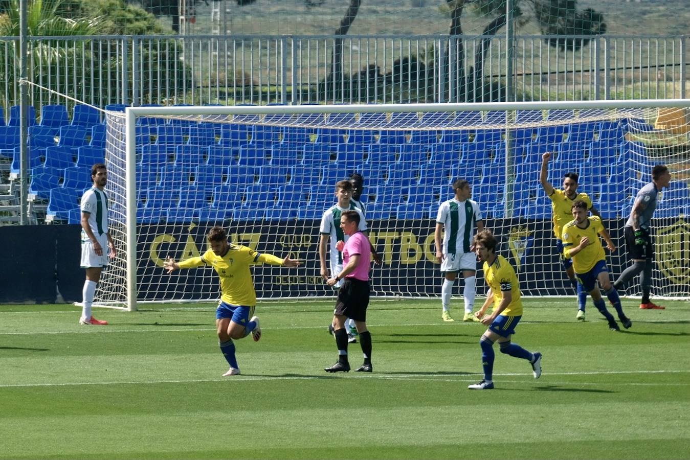 Las lágrimas de algunos jugadores del Córdoba CF tras caer ante el Cádiz B, en imágenes