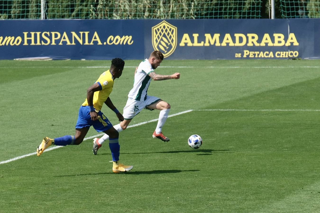 Las lágrimas de algunos jugadores del Córdoba CF tras caer ante el Cádiz B, en imágenes