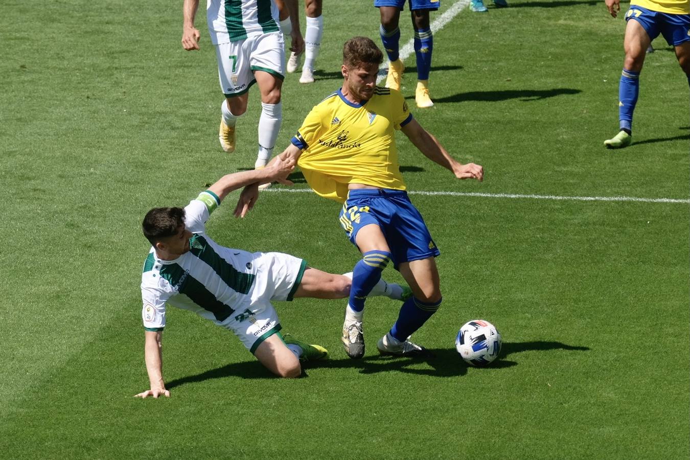 Las lágrimas de algunos jugadores del Córdoba CF tras caer ante el Cádiz B, en imágenes