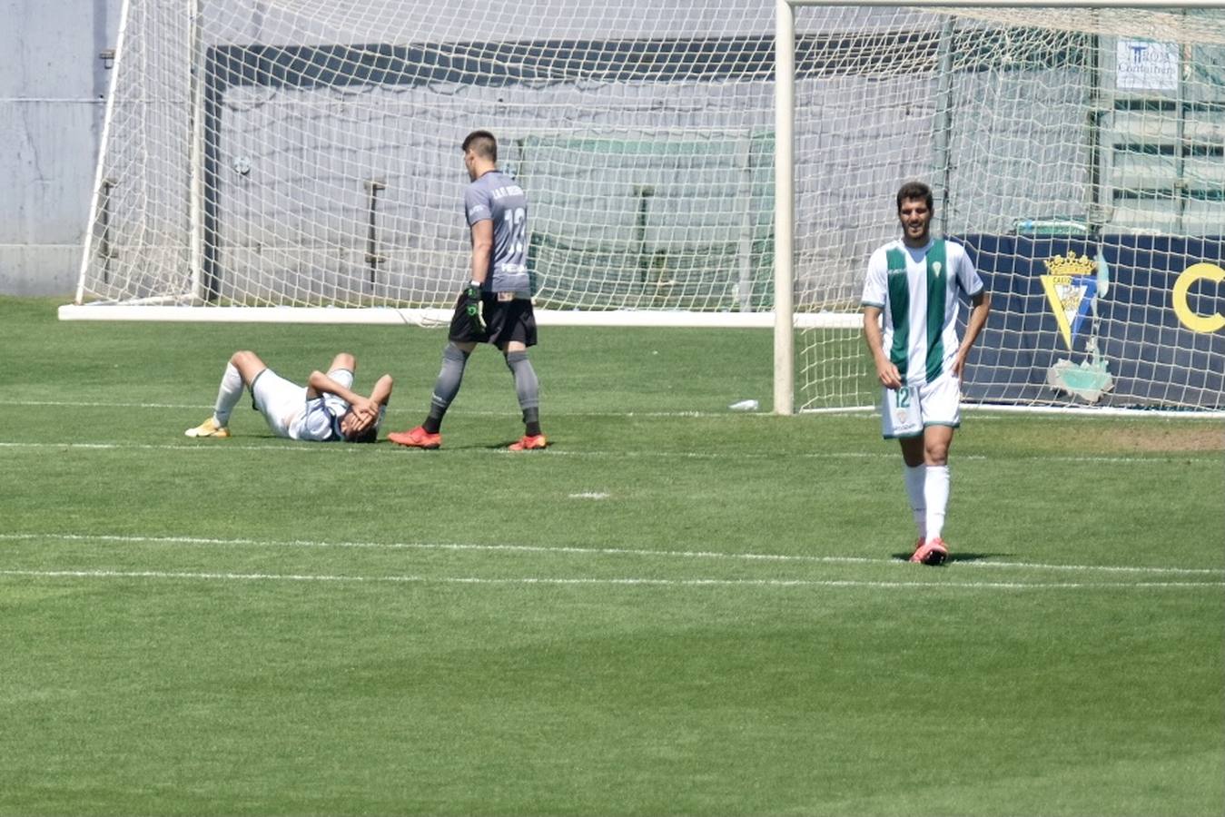 Las lágrimas de algunos jugadores del Córdoba CF tras caer ante el Cádiz B, en imágenes