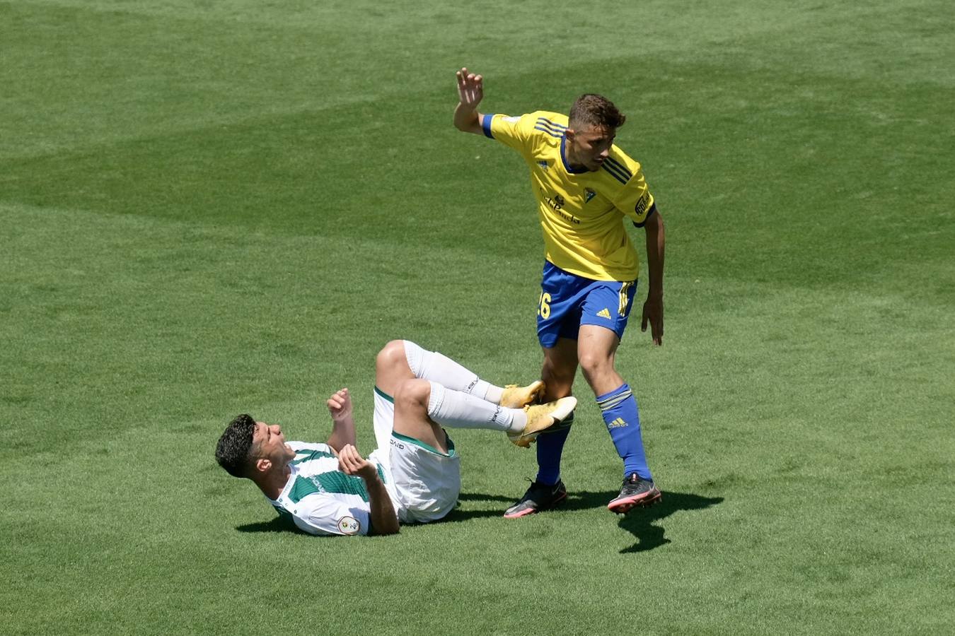 Las lágrimas de algunos jugadores del Córdoba CF tras caer ante el Cádiz B, en imágenes