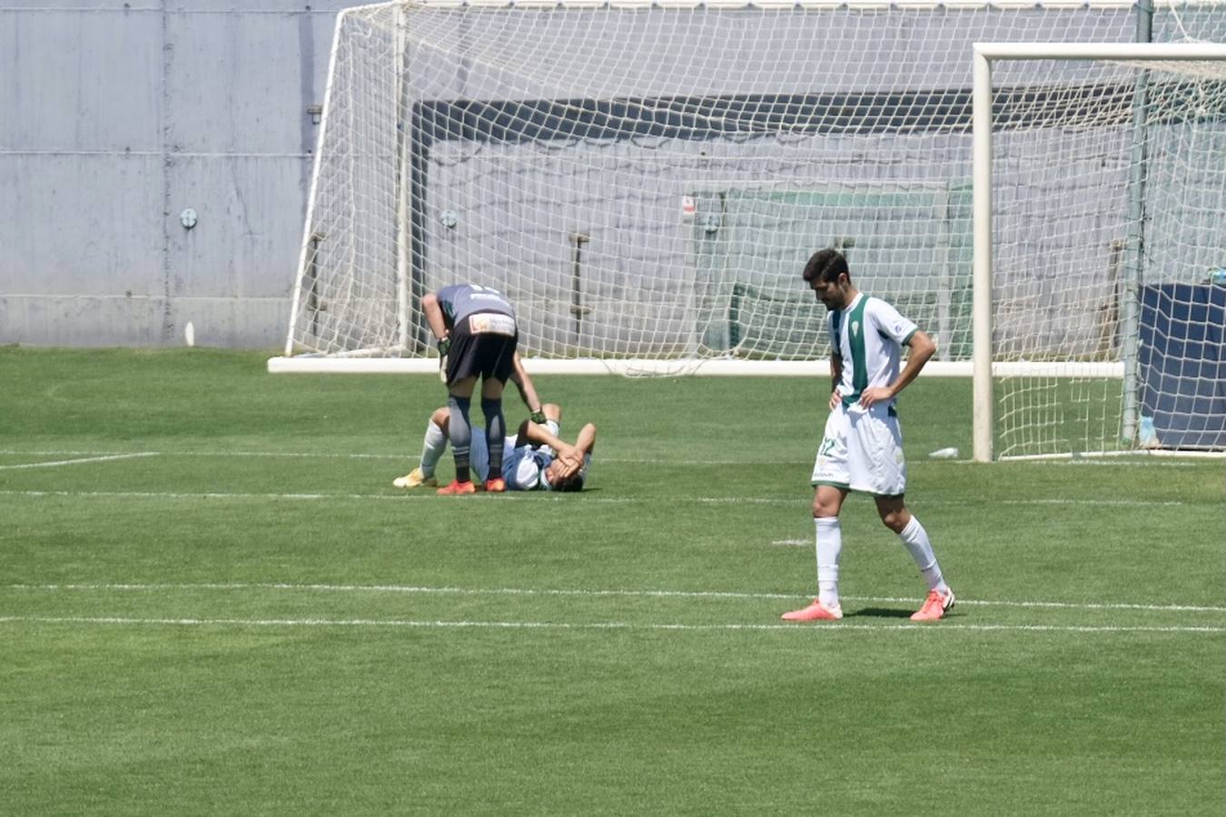 Las lágrimas de algunos jugadores del Córdoba CF tras caer ante el Cádiz B, en imágenes