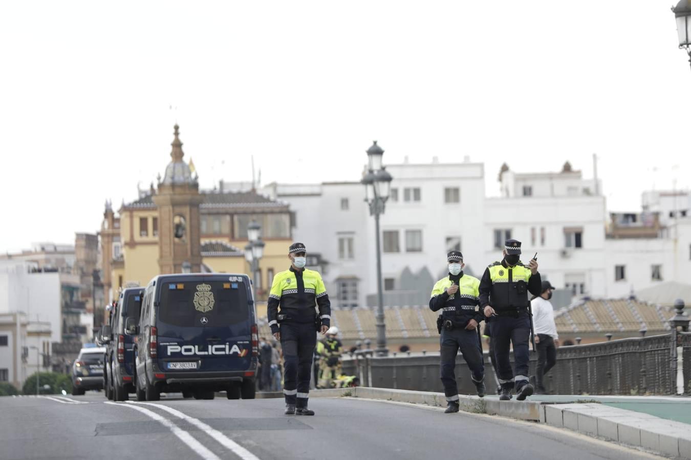 En fotos, la pancarta de Greenpeace en el puente de Triana, un BIC protegido