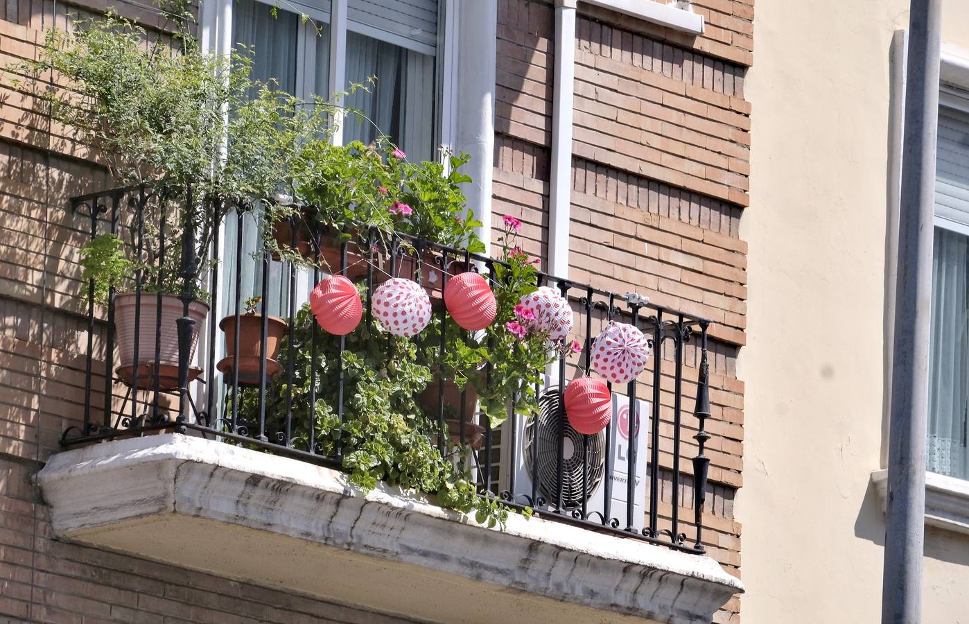 Ambiente en el barrio de Los Remedios marcado por la no celebración de la Feria de Abril