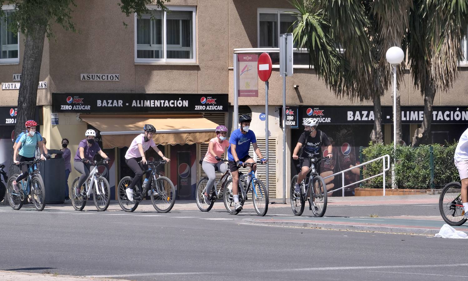 Ambiente en el barrio de Los Remedios marcado por la no celebración de la Feria de Abril