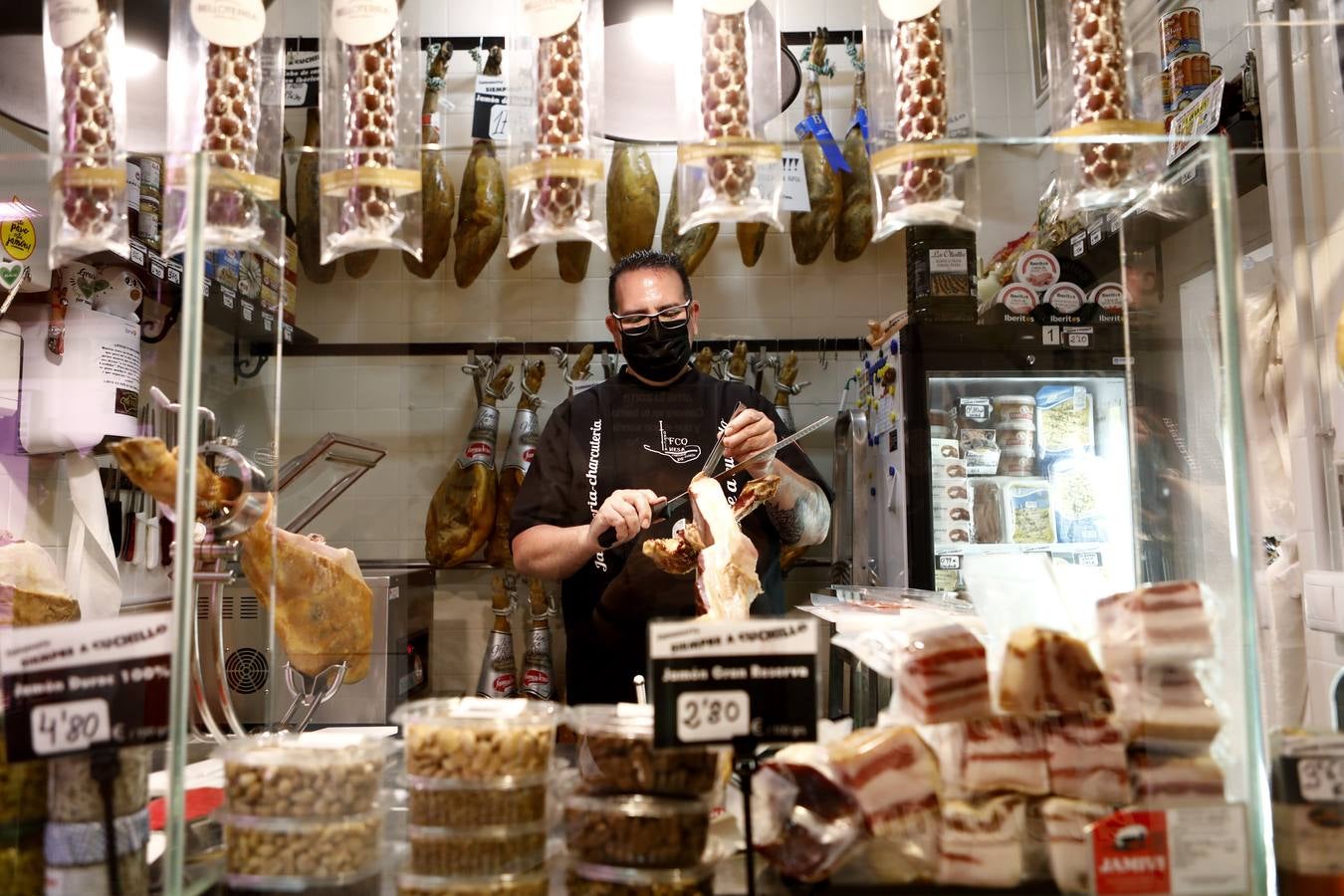 Una mañana en imágenes por los mercados municipales de Córdoba