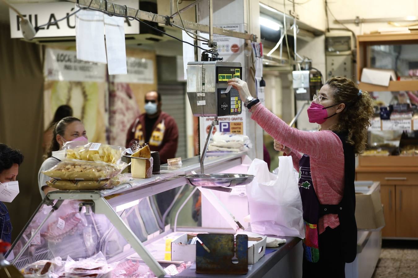 Una mañana en imágenes por los mercados municipales de Córdoba