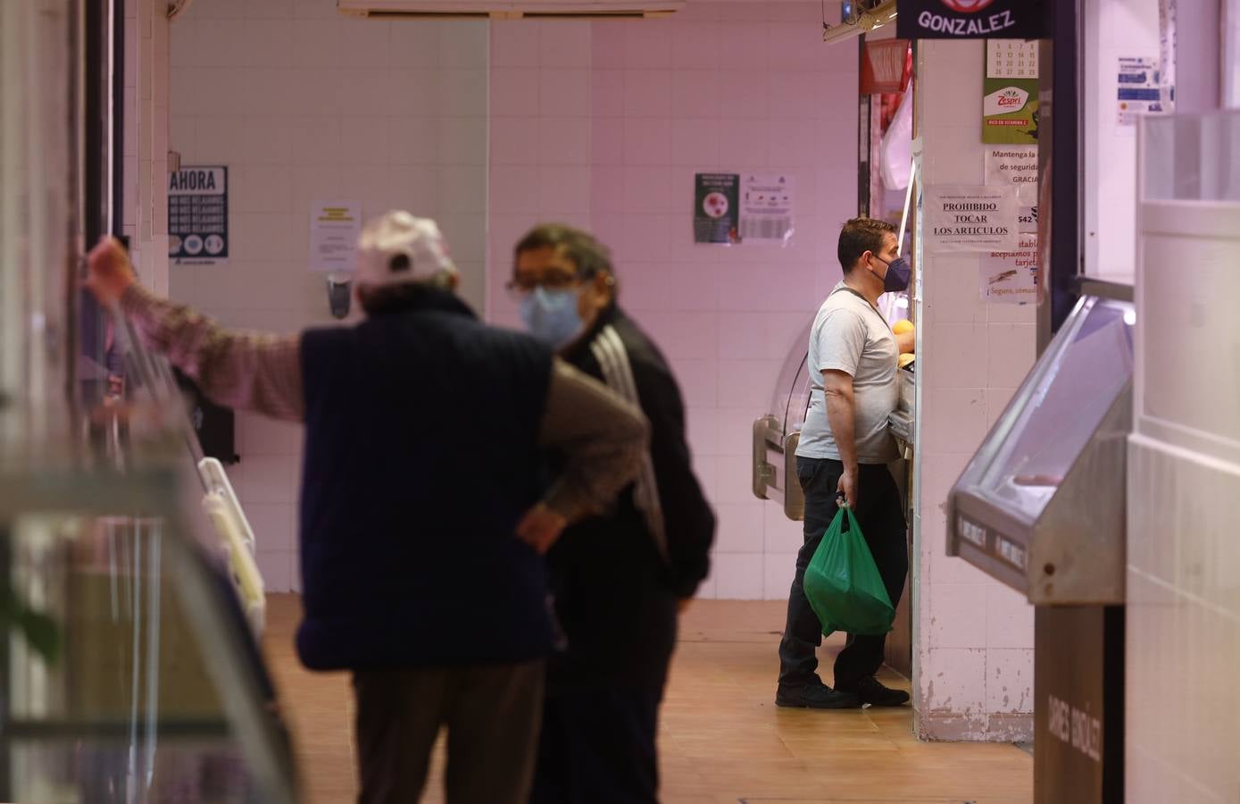 Una mañana en imágenes por los mercados municipales de Córdoba