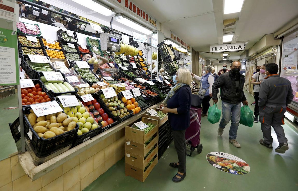 Una mañana en imágenes por los mercados municipales de Córdoba