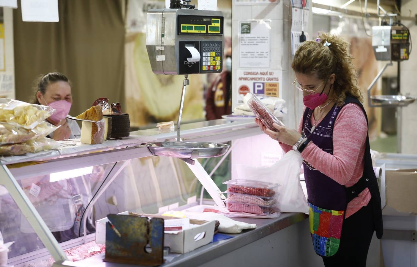 Una mañana en imágenes por los mercados municipales de Córdoba