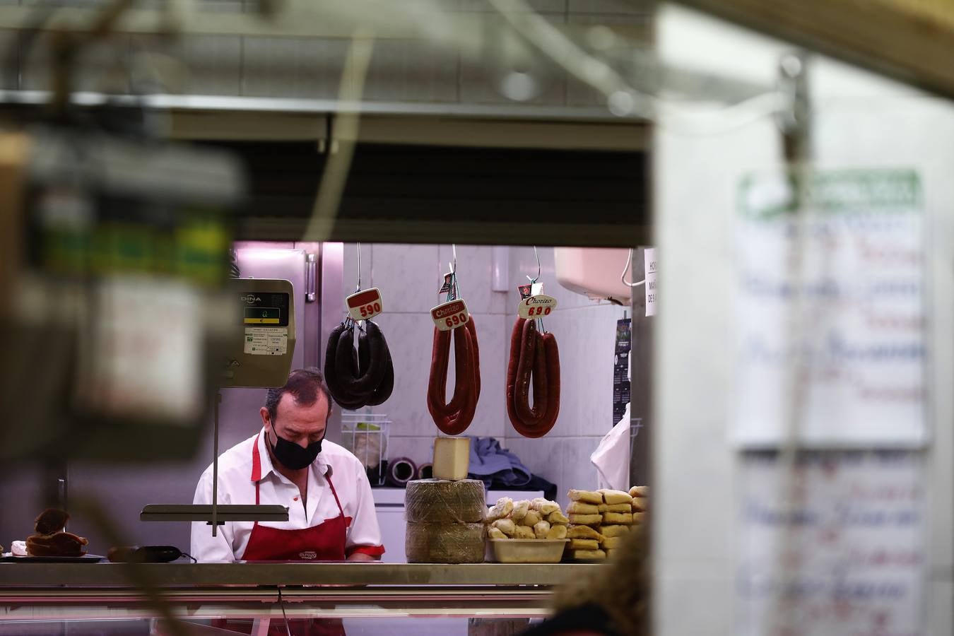 Una mañana en imágenes por los mercados municipales de Córdoba