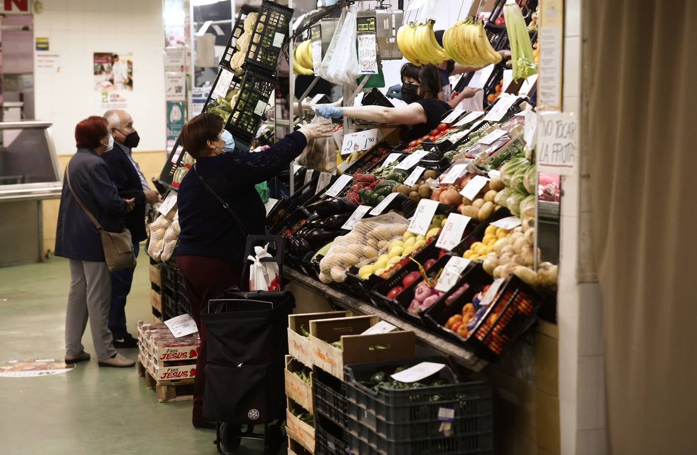 Una mañana en imágenes por los mercados municipales de Córdoba