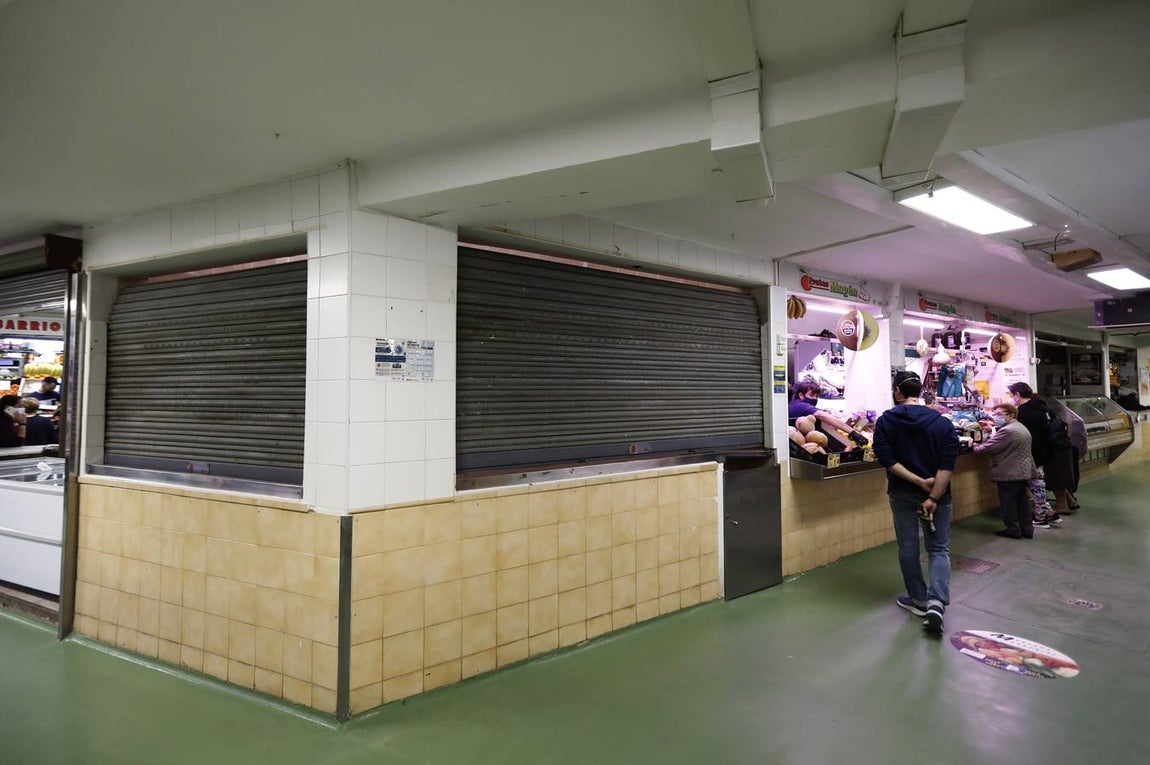 Una mañana en imágenes por los mercados municipales de Córdoba