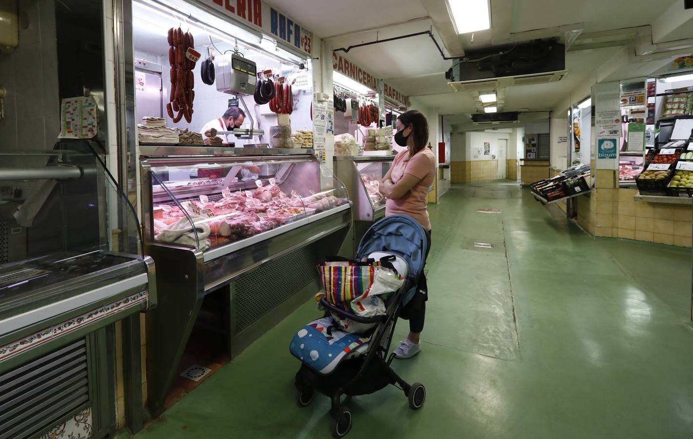 Una mañana en imágenes por los mercados municipales de Córdoba