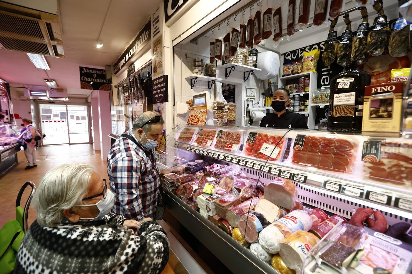 Una mañana en imágenes por los mercados municipales de Córdoba