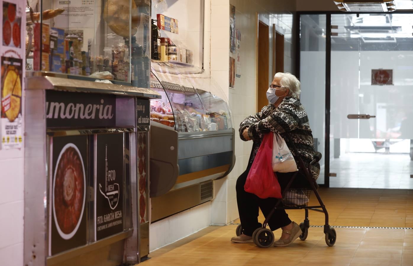 Una mañana en imágenes por los mercados municipales de Córdoba